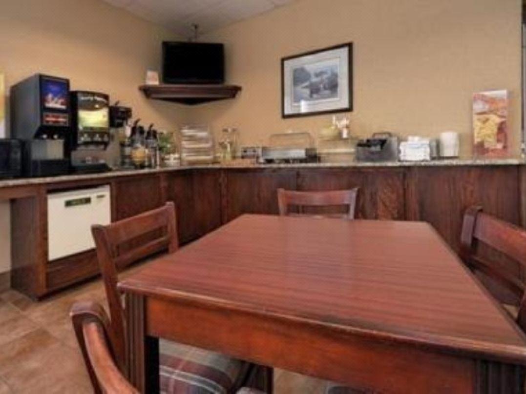 Econo Lodge Inn & Suites Wisconsin Dells Bagian luar foto