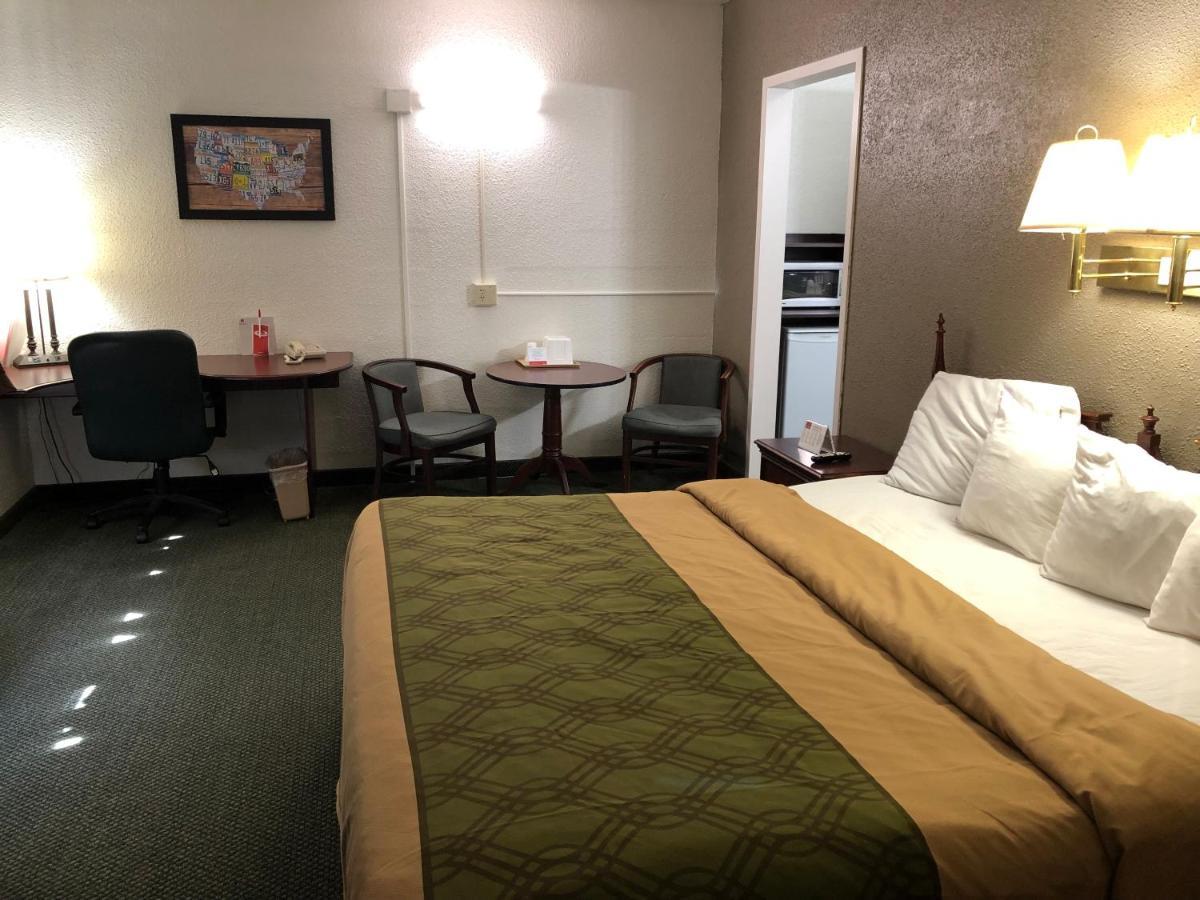 Econo Lodge Inn & Suites Wisconsin Dells Bagian luar foto