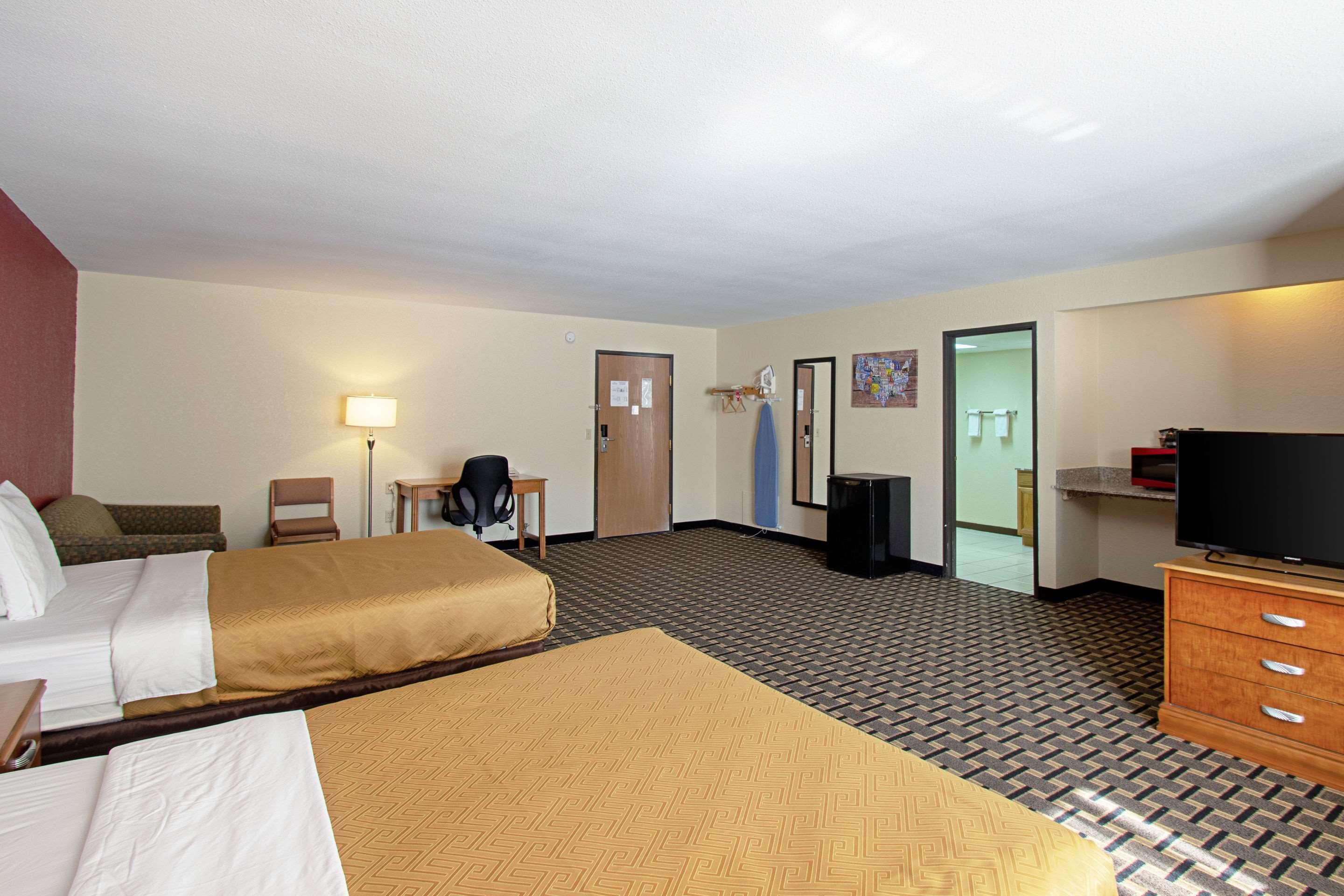 Econo Lodge Inn & Suites Wisconsin Dells Bagian luar foto